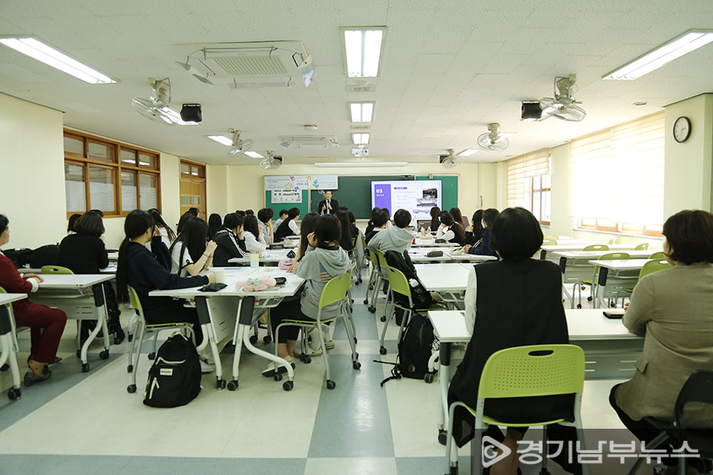 국제인성평생교육원, 17일 천천고등학교의 ‘2024년 다다익선 지역사회 연계프로그램’ 첫날 봉사자 소양교육 중