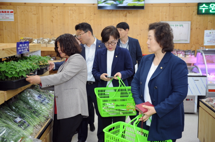 기획경제위원회가 수원로컬푸드직매장을 방문하여 운영현황 및 현안사항을 청취하고 관계자들을 격려