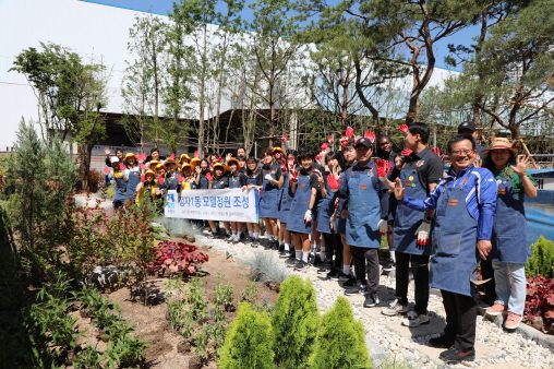수원시자원봉사센터와 수원FC 위민은 27일 오전 장안구 정자1동 508-4번지 일원 정원에서 수원시공원녹지사업소, 정자 1동 행정복지센터, 주민자치회, 새빛수원 손바닥정원단, 수원시의회 김동은(민주, 정자1·2·3동) 의원, 경기도의회 박옥분(민주, 수원제2) 의원 등과 함께 시민참여 정원을 조성하기에 앞서 기념 촬영을 하고 있다.