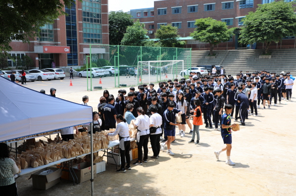 수원시자원봉사센터, 수원 ‘ESG경영실천 일자리나눔 친화기업 1호’인 ㈜갭텍, 삼일공업고등학교 학부모봉사단 등은 27일 햄버거 1200개를 만들어 학생들에게 배부하고 있다.