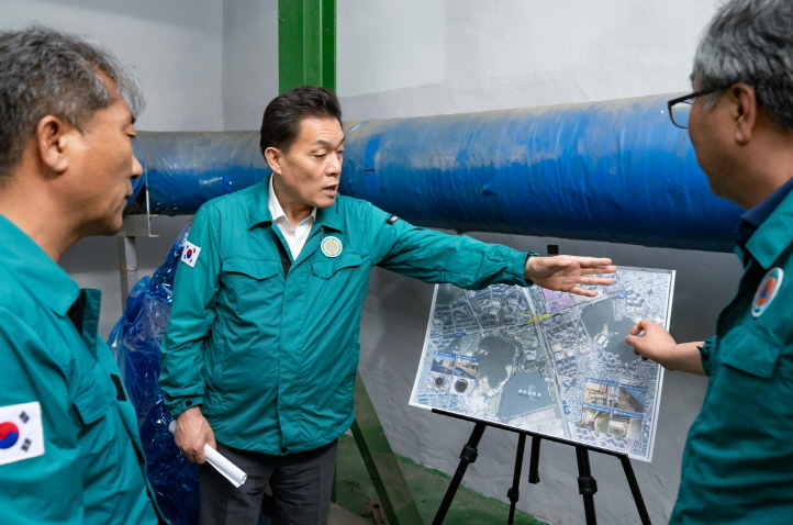 이재준 수원시장이 화산지하차도 현장에서 집중호우 대책 사항을 전달하고 있다.