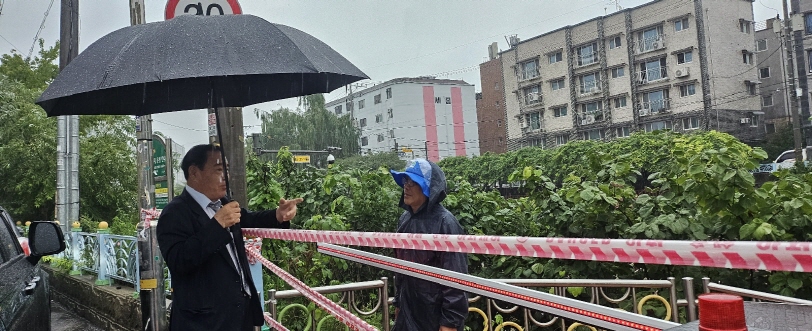 수원특례시의회 이재식 의장이 세류천을 방문해 안전 점검을 하고 있다.