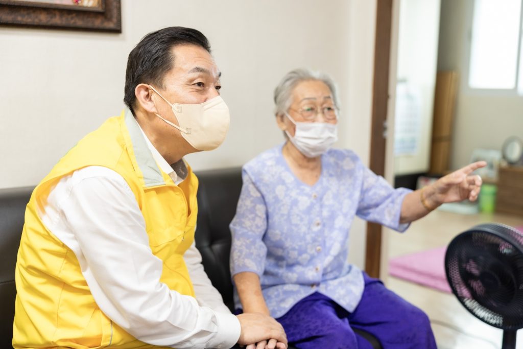 8월 21일 이재준 수원시장이 수원새빛돌봄1년을 맞아 지역 내 새빛돌봄 이용 가구를 방문했다.