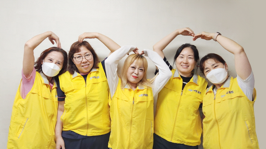 새빛돌보미로 활동 중인 김보미씨(가운데)와A+굿모닝요양센터 소속 새빛돌보미들.