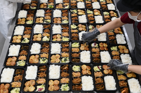 제공기관에서 수원새빛돌봄 식사배달 서비스를 위한 도시락을 만들고 있는 모습.