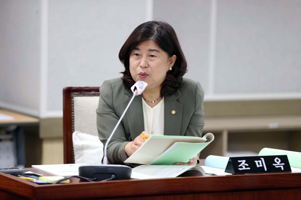 조미옥 의원(더불어민주당)이 제385회 임시회 주요업무 추진실적 보고에서 현실적인 조언과 방안을 제안하고 있다.