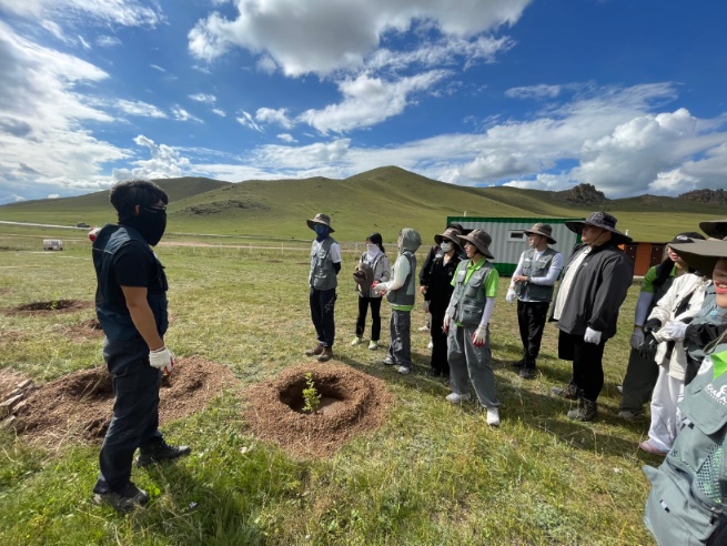 몽골 - 테를지 나무심기 활동 (2023년도 '기후특사단 해외봉사 활동 자료사진)