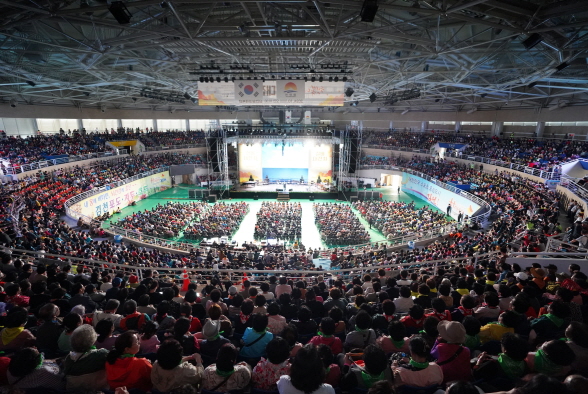 ‘행복나눔 실버대잔치’가 김천실내체육관에서 만 여명이 모인 가운데 1일 김천실내체육관에서 열리고 있다. 사진: 대한실버회 제공