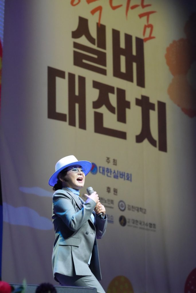 폭발적인 가창력을 선사한 가수 김수희씨