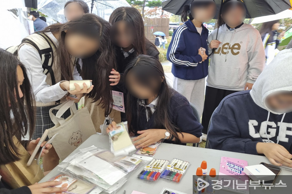 ‘2024 여주시 진로박람회(5.17~18)’와 ‘2024 이천시 청소년진로박람회(10.18~19)’에서 생태교육 체험활동을 진행해 큰 관심을 불러모은 여주대 아동보육복지과