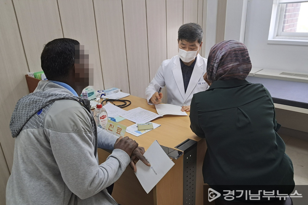 외국인 환자를 검진 중