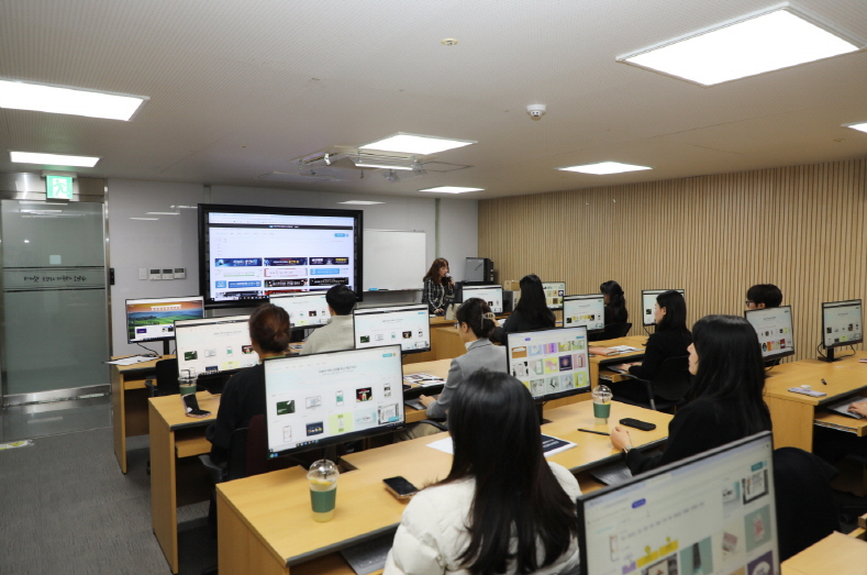 팔달구청이 ‘미리캔버스’전문 강사를 초빙하여 ‘미리캔버스 활용법’ 직장교육을 실시하고 있다.