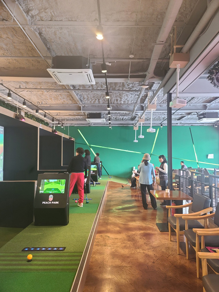 쾌적하고 넓은 공간에서 파크골프를 즐기는 시니어들