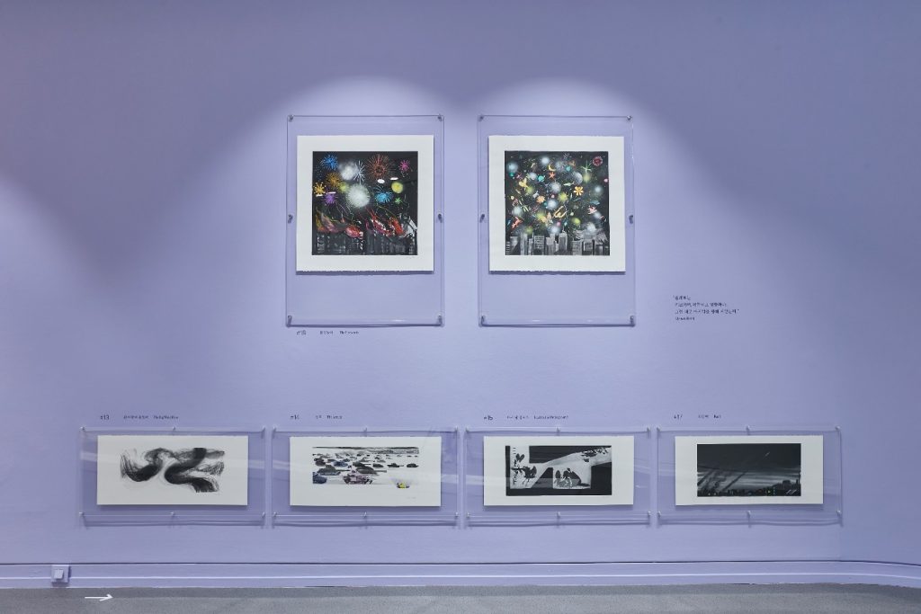 윗줄 2개의 그림참조,<춤을 추었어>전시전경(현대어린이책미술관 제공)