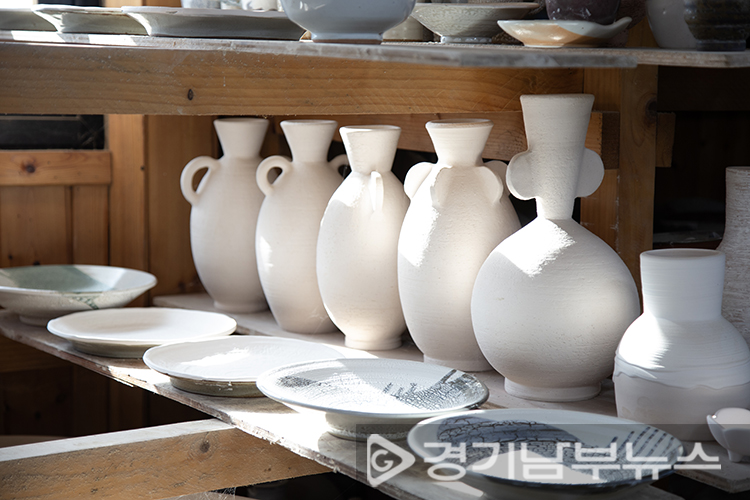 다음 공정을 기다리는 정선영 선생의 작품들