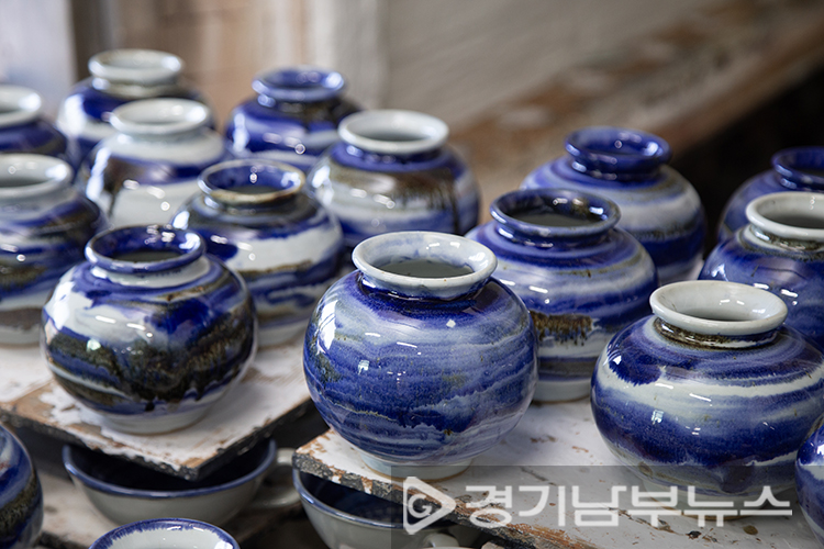 가마에서 나온 도기들