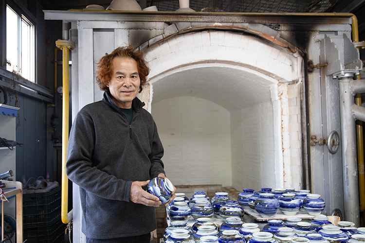 화성시 공예명장(도자분야)인 정선영 선셍. 12월 5일 경기남부뉴스 촬영