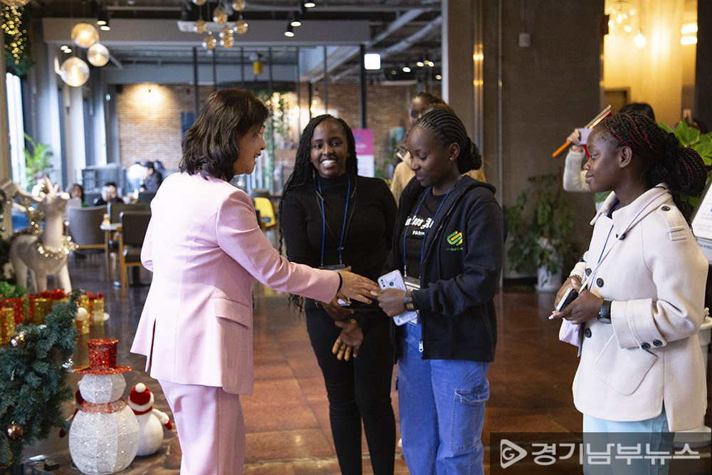 ㈜피치파크게임즈 황옥분 대표가 12일 케냐 고등학생들을 반갑게 맞이하고 있다.
