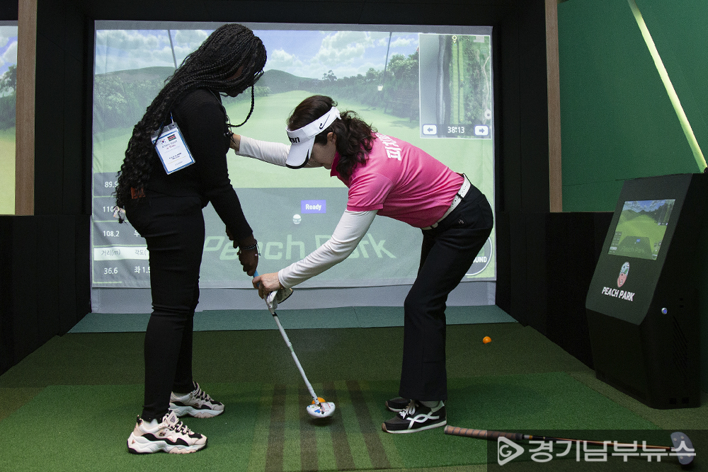 피치파크선수단의 지도에 따라 실내에서 ‘파크골프’라는 스포츠를 처음 체험하는 케냐 스터디 투어팀