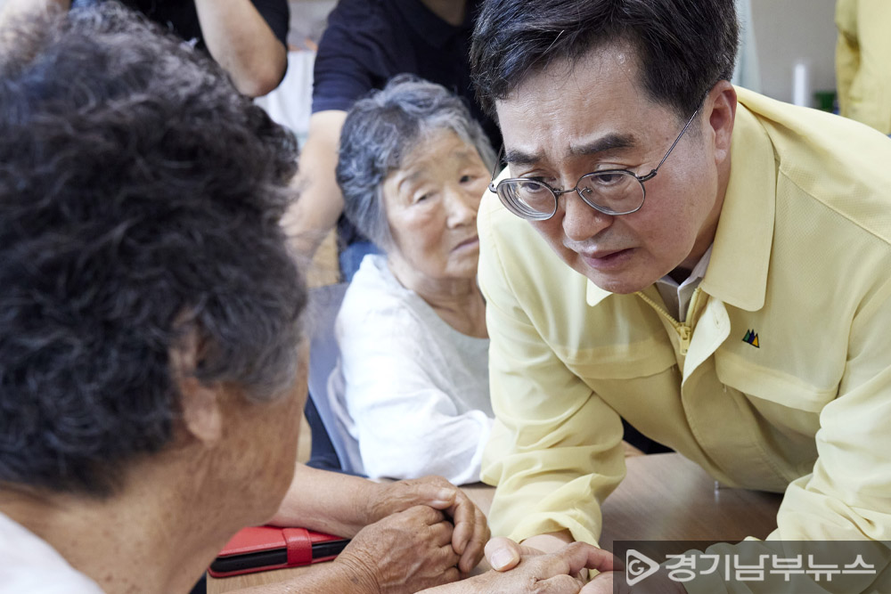 김동연 경기도지사가 집중호우로 인한 이재민 대피소 방문해 이재민 위로를 하고 있다. 22일 오후 가평군 조종면 신상리