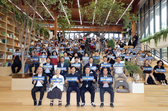 수원시의회 이재식 의장과 의원들이 군 공항 주변지역 고도제한 완화를 위한 희망토크 2차에 참석해 단체사진을 찍고 있다.