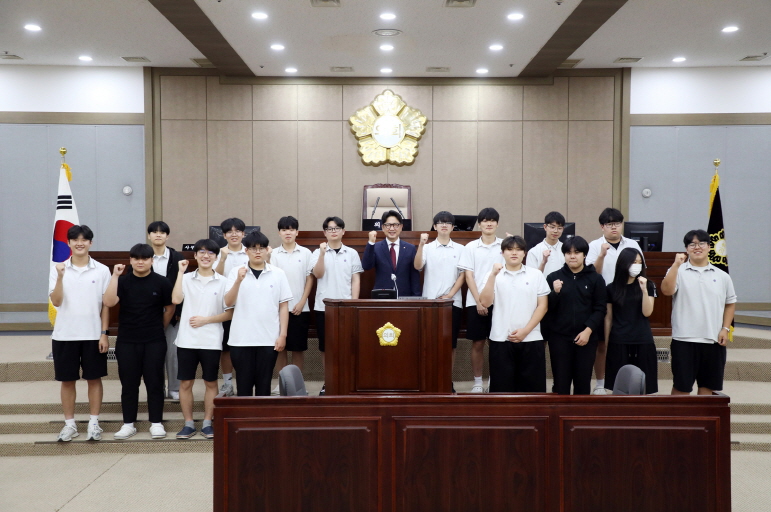 국민의힘 현경환 의원(파장·송죽·조원2)이 수일고 학생들과 간담회 후 단체사진을 의회에서 찍고 있다.