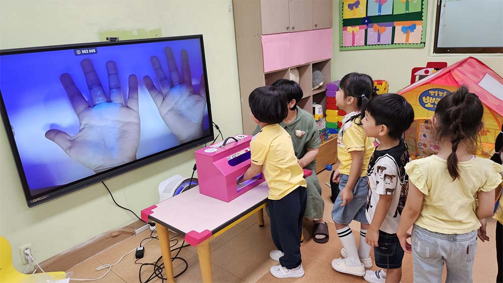 손씻기 체험교육 중인 아이들