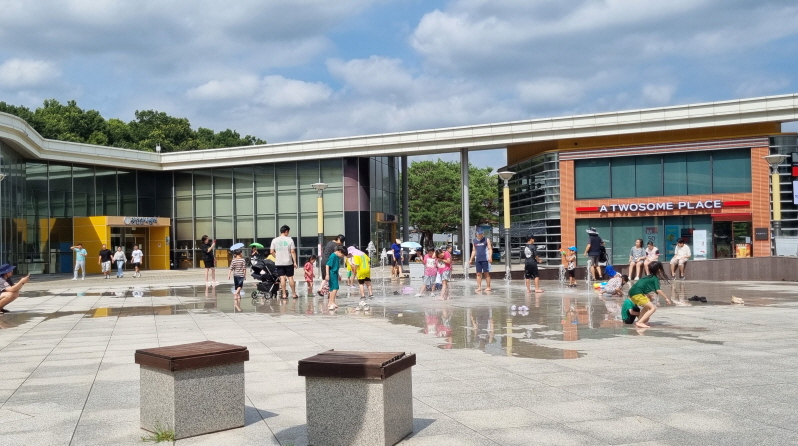 무더위에 물놀이를 즐기고 있는 아이들